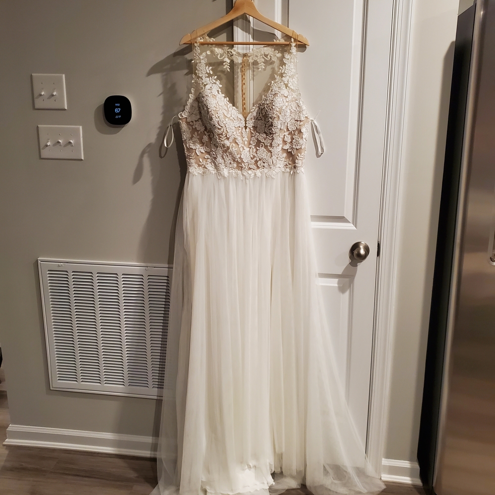 NWOT Elegant Lace and Tulle Wedding Dress size 16